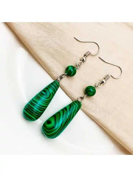 detalle de pendientes de gota de malaquita