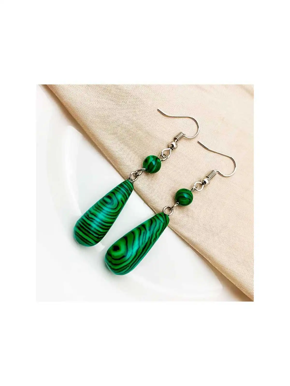 detalle de pendientes de gota de malaquita