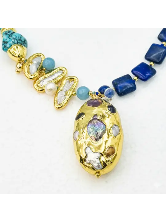 detalle collar de turquesas y lapislazuli naturales con colgante central detalle collar de turquesas y lapislazuli naturales con colgante central