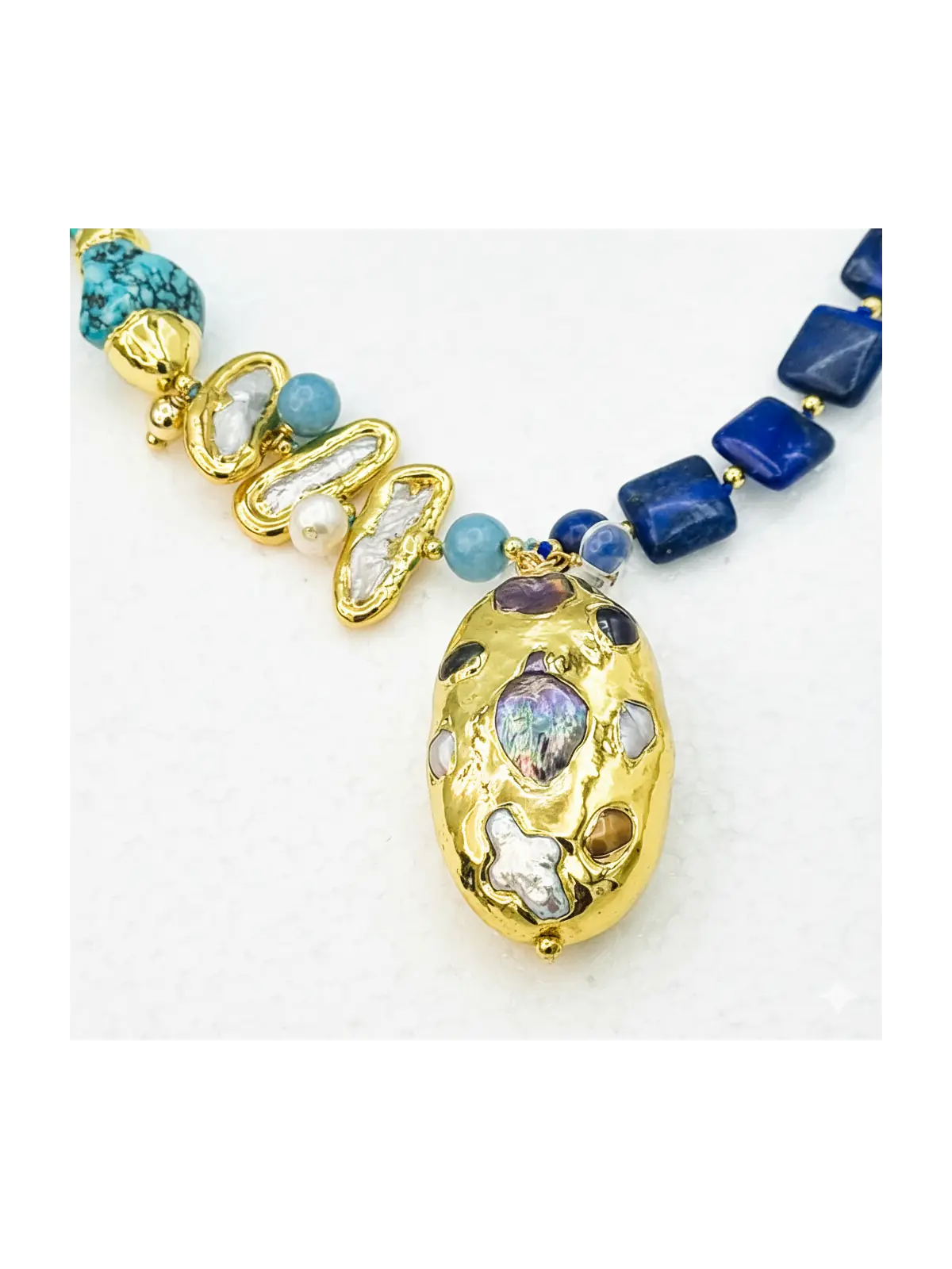 detalle collar de turquesas y lapislazuli naturales con colgante central detalle collar de turquesas y lapislazuli naturales con colgante central