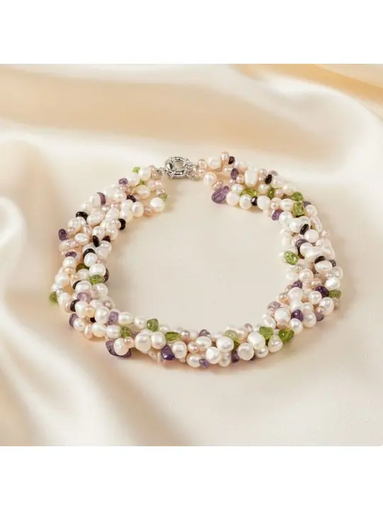 preciosa gargantilla compuesta por cuarzo rosa, peridoto, amatistas y perlas de agua dulce, todas naturales