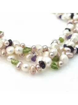 detalle de magnífica gargantilla compuesta por cuarzo rosa, peridoto, amatistas y perlas de agua dulce, todas naturales