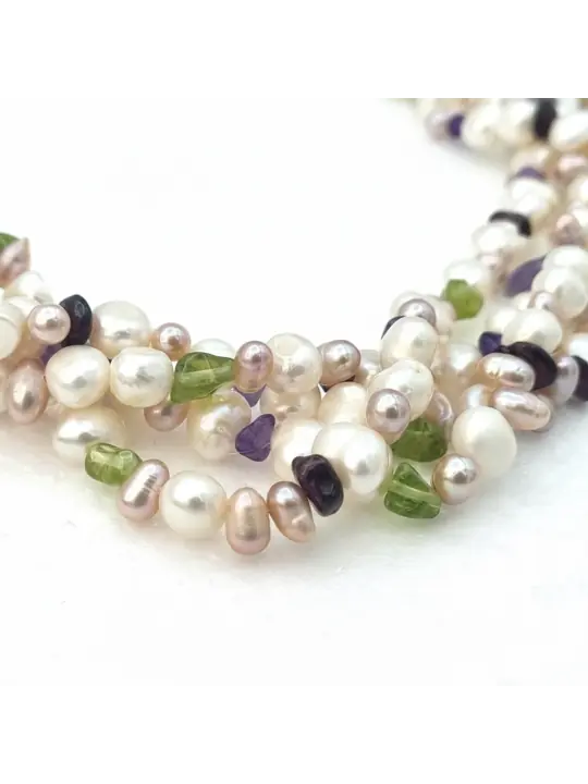 detalle de magnífica gargantilla compuesta por cuarzo rosa, peridoto, amatistas y perlas de agua dulce, todas naturales