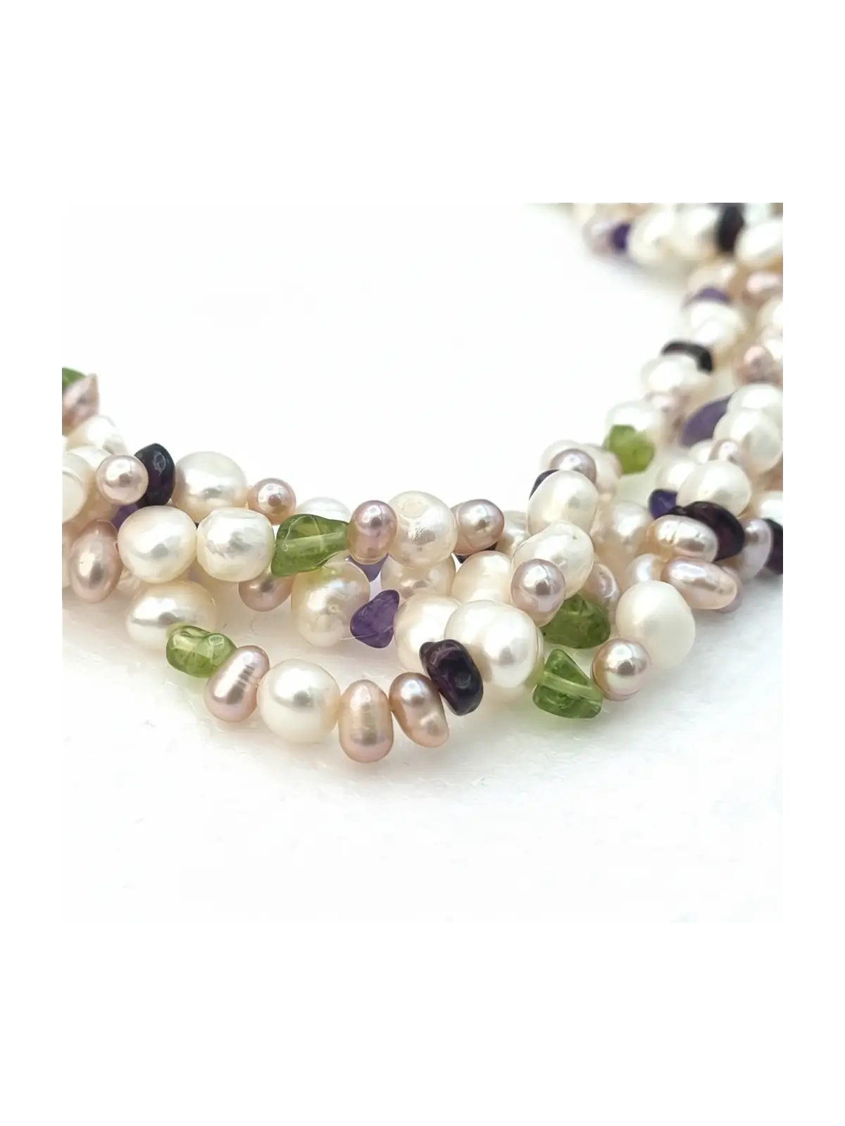 detalle de magnífica gargantilla compuesta por cuarzo rosa, peridoto, amatistas y perlas de agua dulce, todas naturales