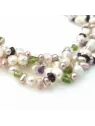 detalle de magnífica gargantilla compuesta por cuarzo rosa, peridoto, amatistas y perlas de agua dulce, todas naturales
