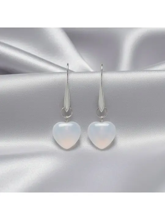 Preciosos pendientes con charms de cuarzo blanco natural en forma de corazón