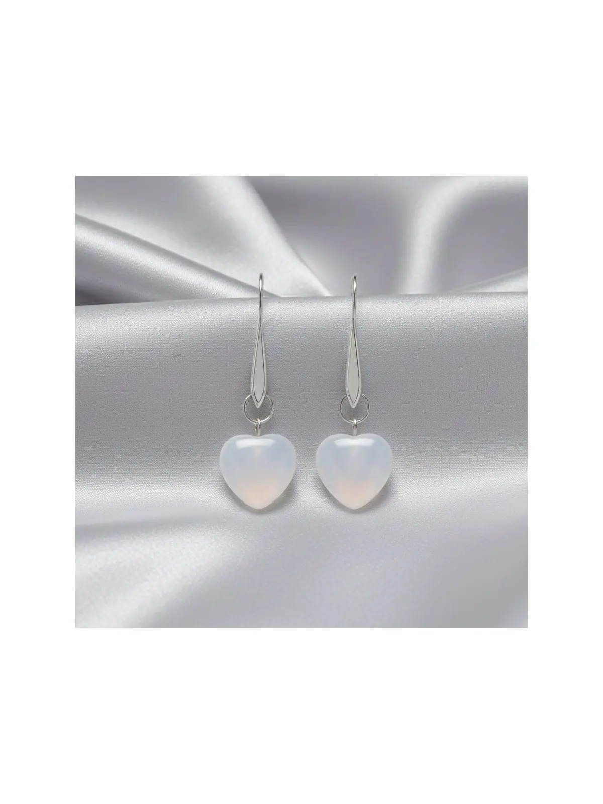 Preciosos pendientes con charms de cuarzo blanco natural en forma de corazón
