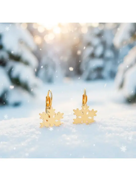 pendientes dorados estrella de nieve en su entorno natural